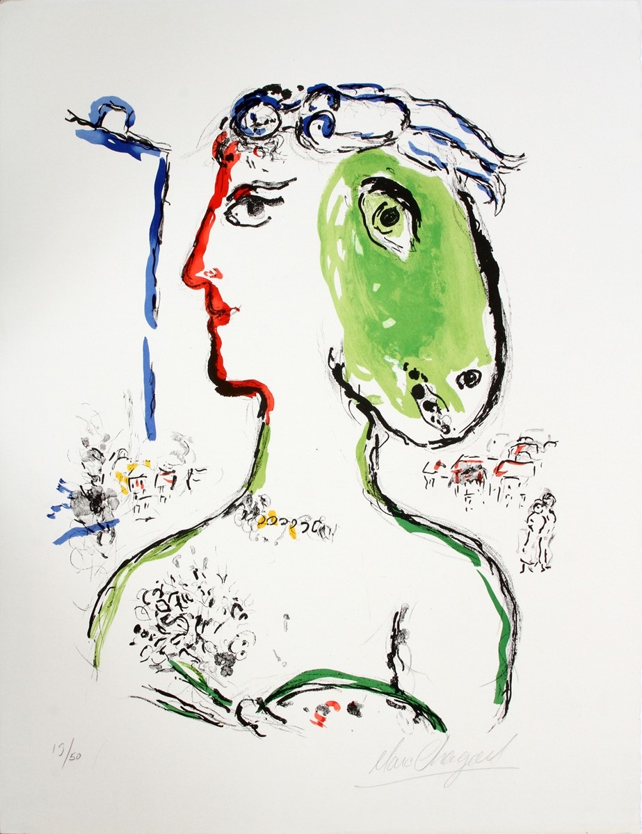 Photo de la lithographie sur papier "L'Artiste Phenix" de Marc Chagall. Il s'agit d'un dessin représentant un portrait de profil, divisé en deux : à gauche cerné de rouge le profil d'un humain et à droite une tête d'équidé verte. Les traits sont délimités par des contours noirs, avec des cheveux ondulés en bleu. Des motifs floraux et des éléments figuratifs, comme des silhouettes et des maisons sont présents en arrière-plan. En bas écrit au crayon de papier, à gauche le numéro de la lithographie "19/50" et à droite la signature de Marc Chagall.