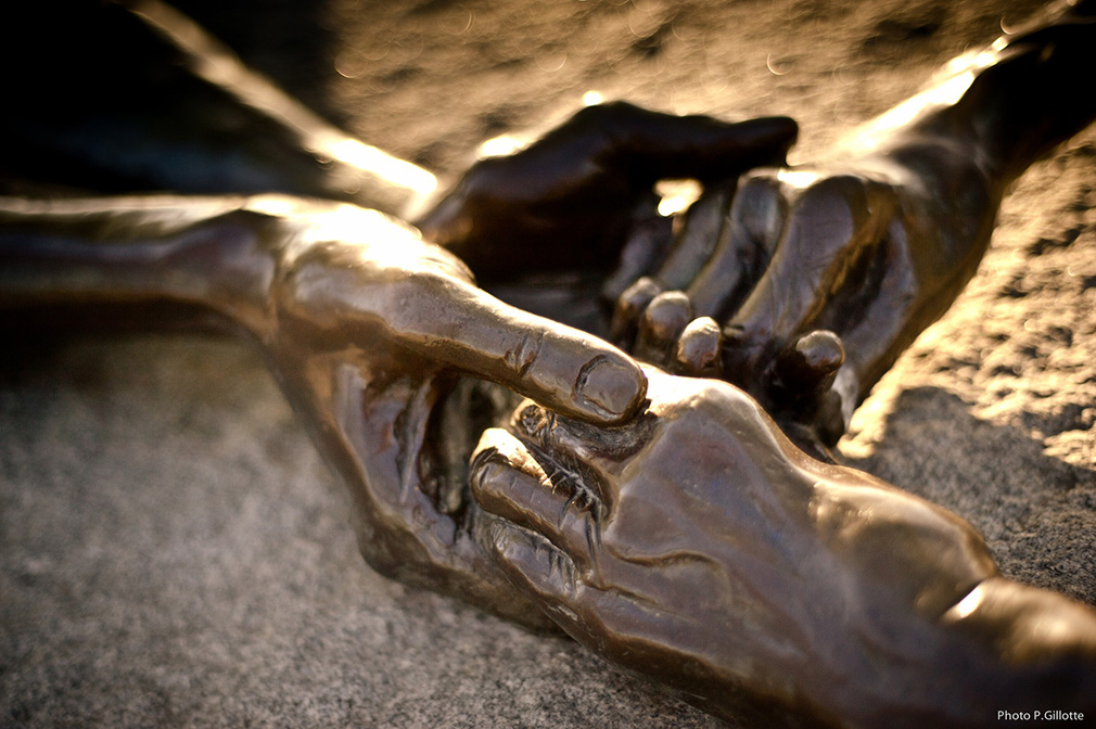 Photo de Philippe Gillotte représentant un gros plan de la sculpture en bronze "Welcoming hands" de Louise Bourgeois (1996)