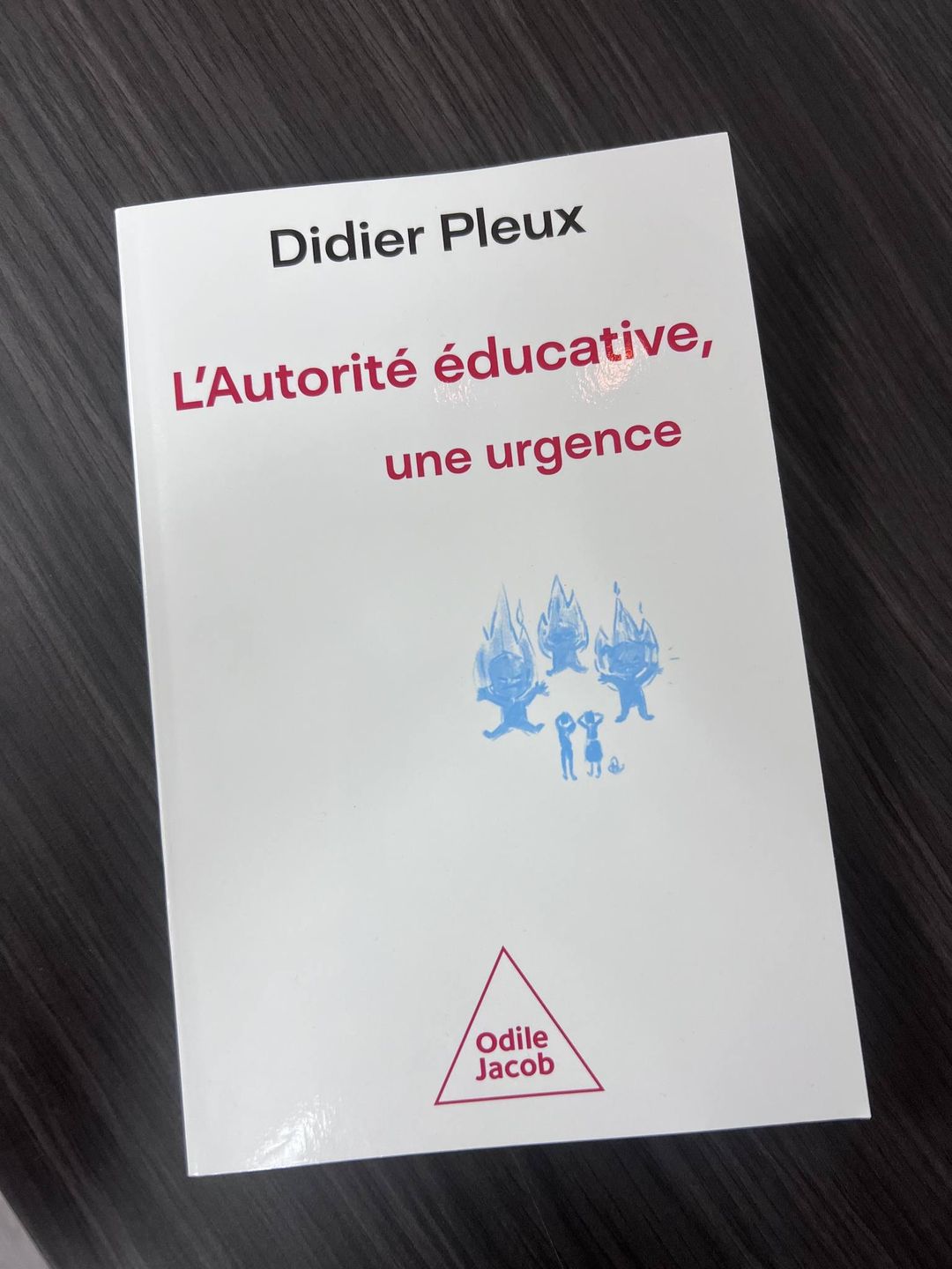 Photo du livre "L'Autorité éducative, une urgence" posé sur une table en bois