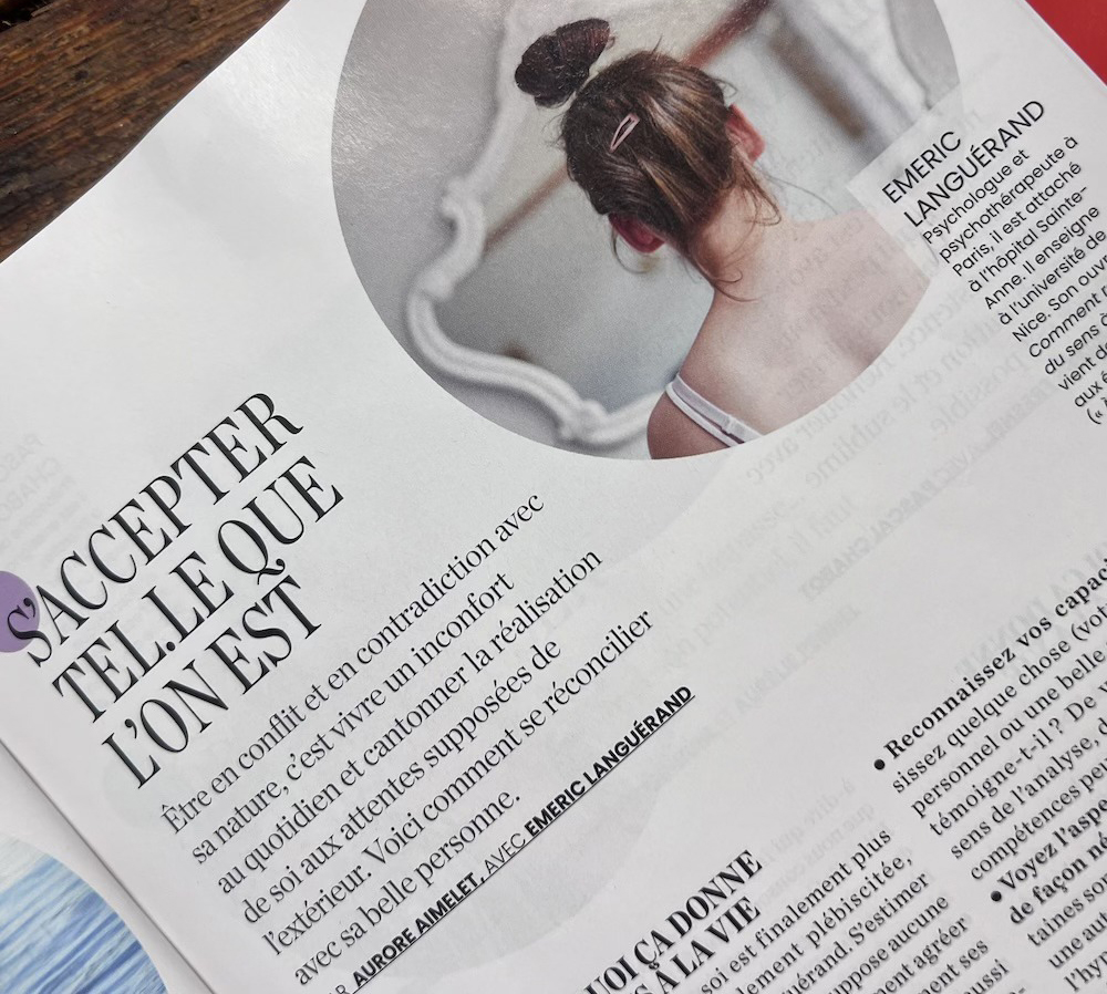 Photo de l'article "S'accepter telle que l'on est" paru dans le magazine Psychologies, numéro 461, sept 2024. Dossier: "Donner plus de sens à sa vie". À droite : gros plan sur le titre de l'article "quelle(s) voie(s) suivre ?"de ce numéro