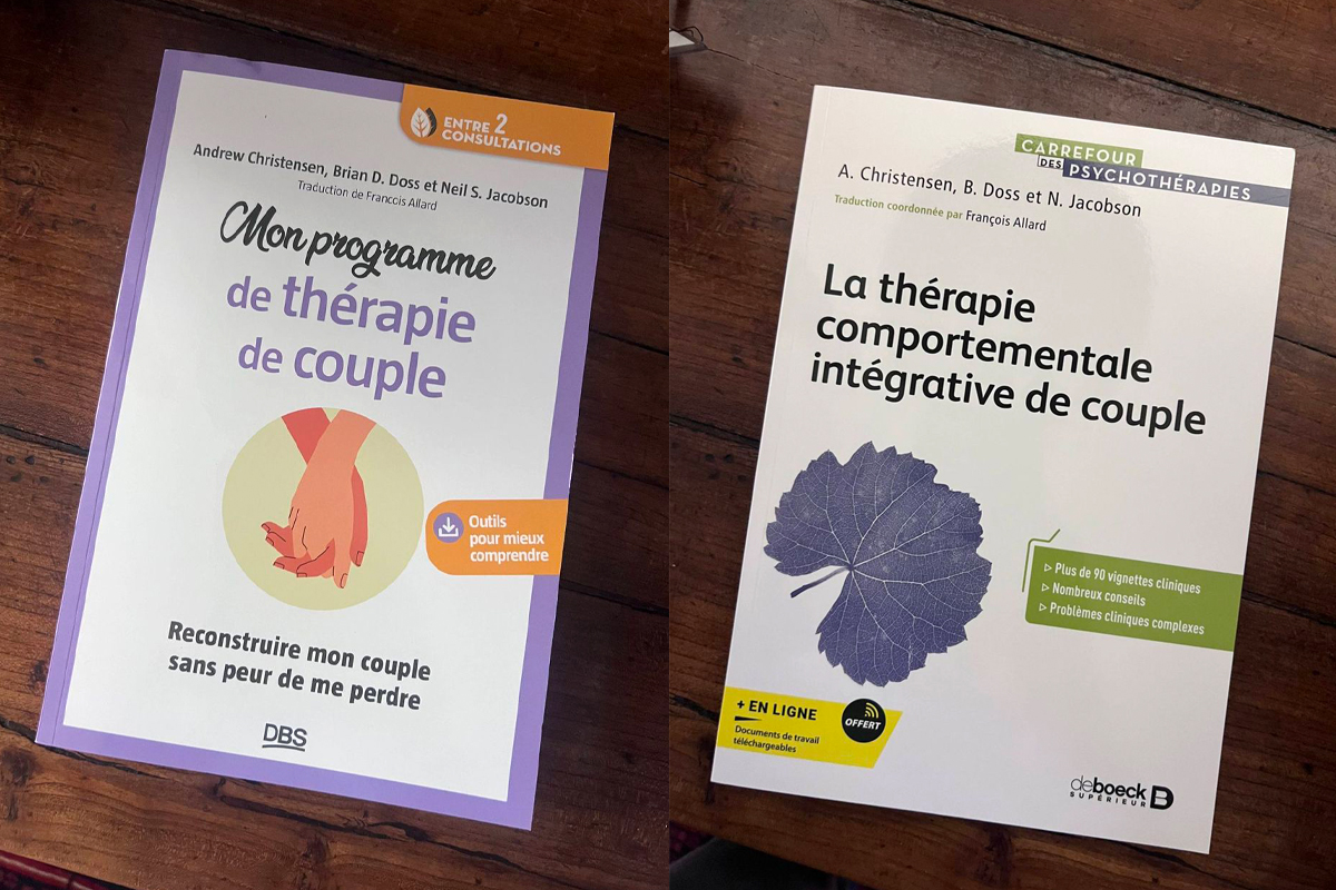 Photo des livres "Mon programme de thérapie de couple: Reconstruire mon couple sans peur de me perdre" et "La thérapie comportementale intégrative de couple: Comment créer l’acceptation et le changement ?" posés sur une table en bois.