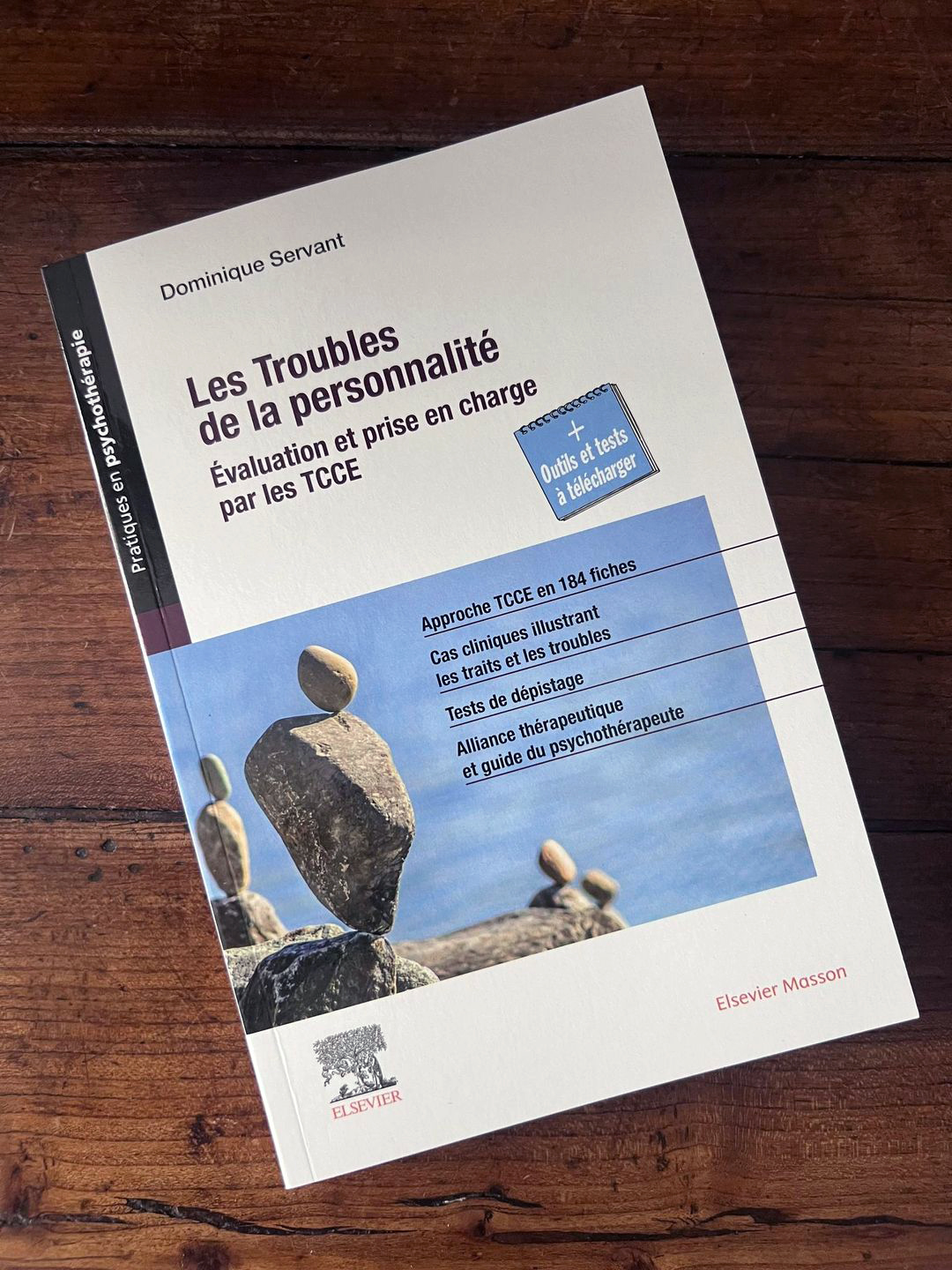 Photo du livre "Les troubles de la personnalité : évaluation et prise en charge par les TCCE" posé sur une table en bois